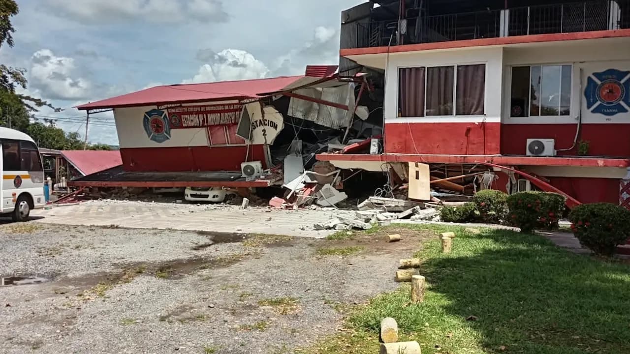 Edificio de bomberos de dos pisos con severos derrumbes y escombros en su planta baja tras un movimiento telúrico.