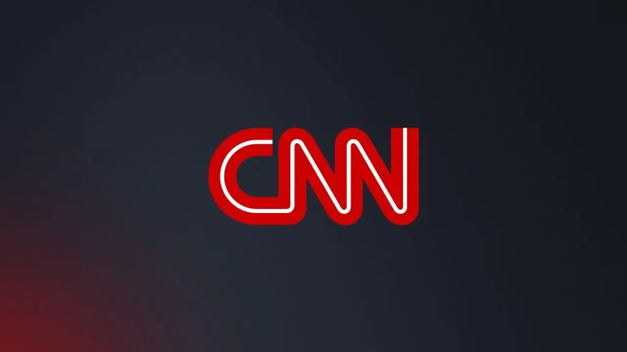 Logotipo de la cadena CNN con letras rojas y contorno blanco sobre un fondo oscuro y degradado.