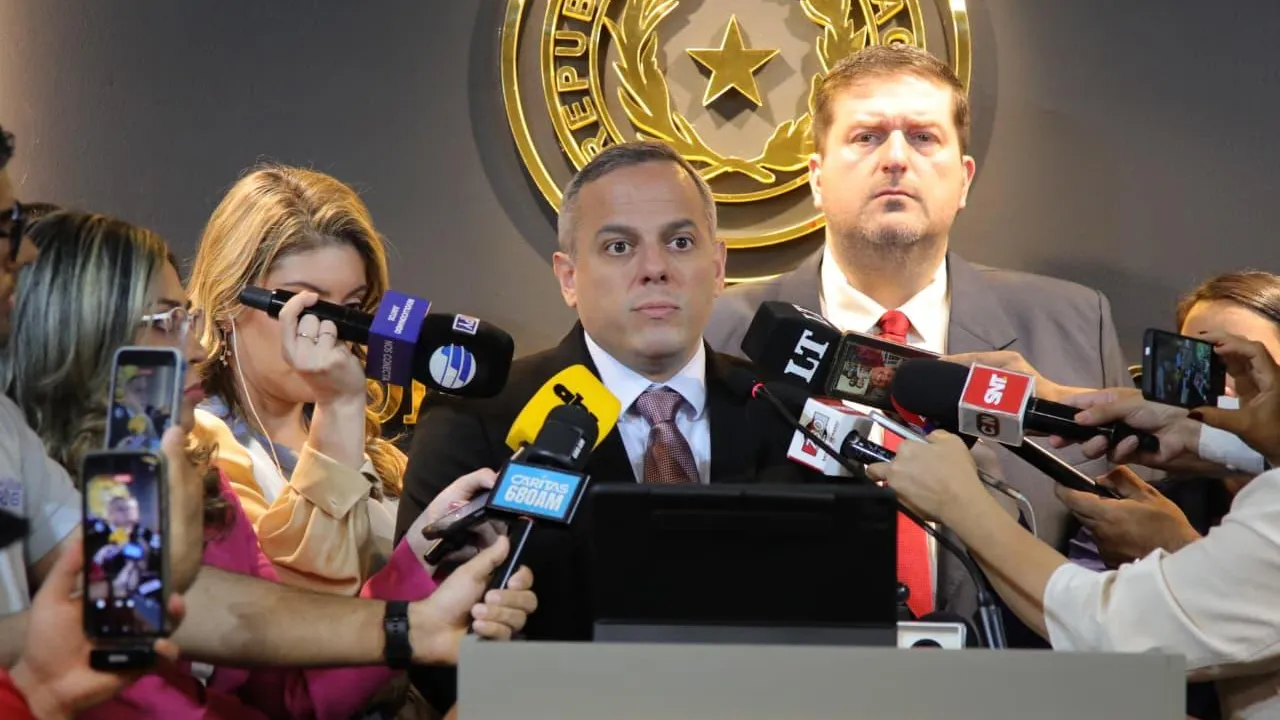 Camilo Benítez habla frente a micrófonos de prensa en una conferencia en el Congreso de Paraguay.