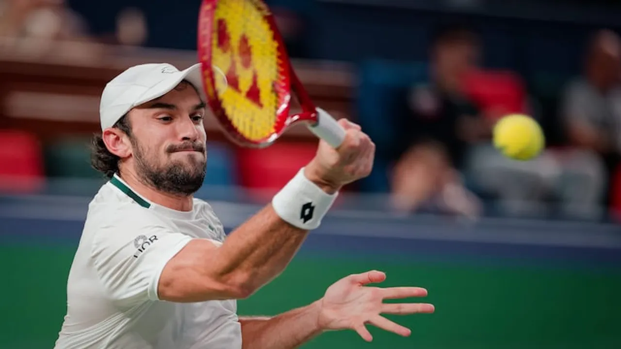 Tenista con gorra blanca y muñequera impacta la pelota con una raqueta roja en plena pista de tenis.