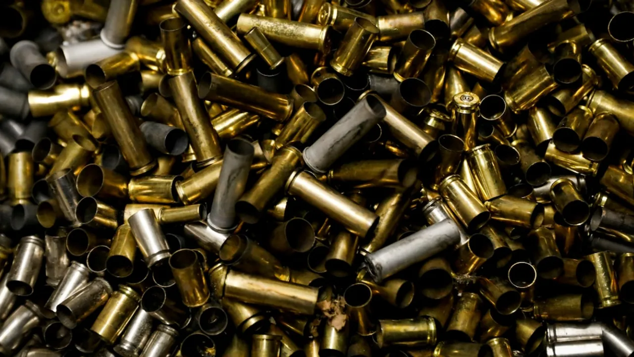 Gran cantidad de casquillos y vainas metálicas de proyectiles de armas de fuego amontonados en desorden