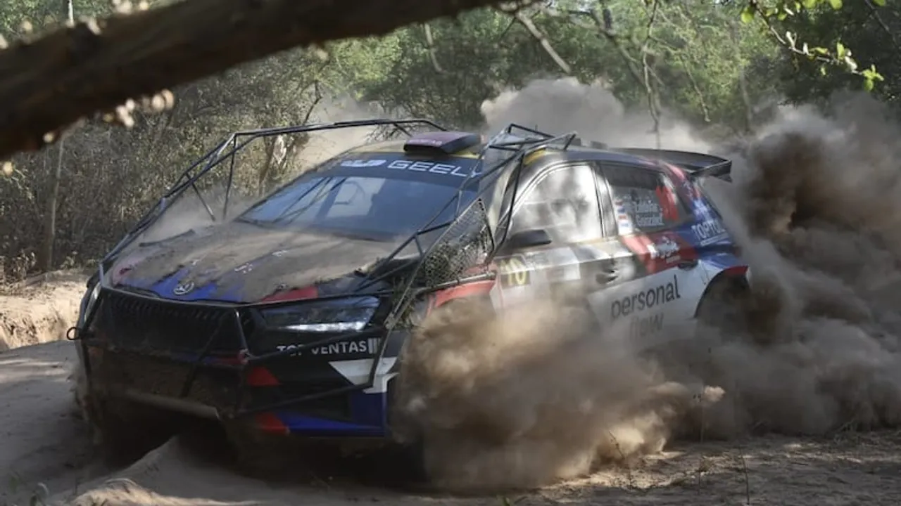 Auto de rally con protección metálica avanza a gran velocidad levantando una nube de polvo en un sendero de monte.