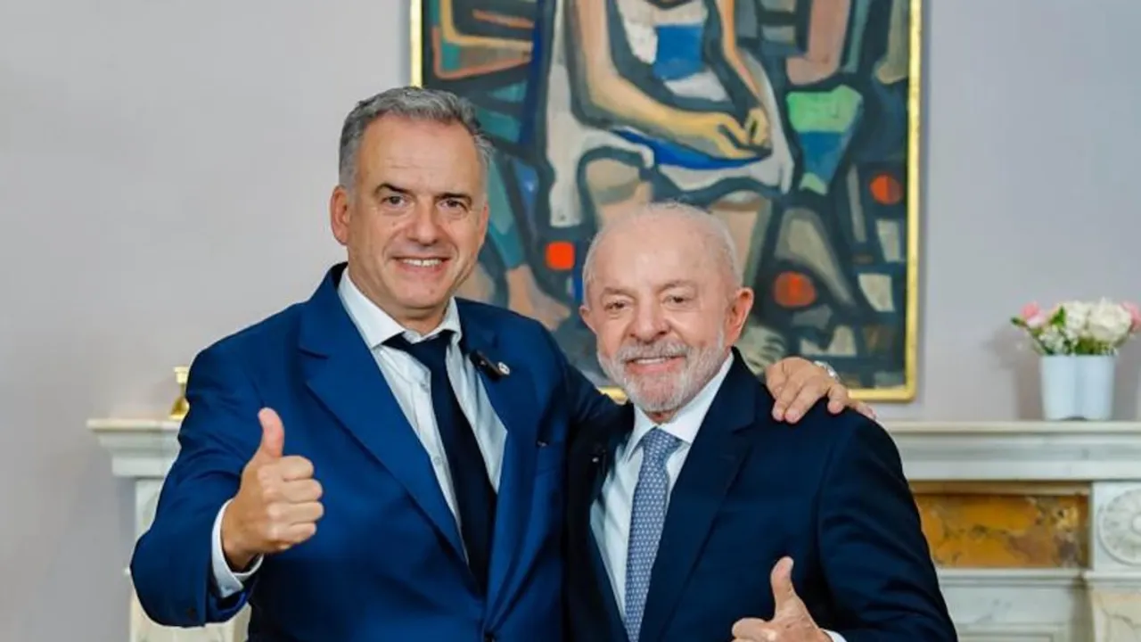 Yamandú Orsi y Luiz Inácio Lula da Silva posan sonrientes de traje mientras hacen un gesto positivo con el pulgar.