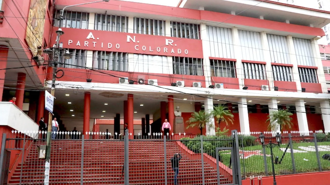Fachada principal del edificio de la ANR Partido Colorado con escalinatas rojas y rejas perimetrales en Asunción.