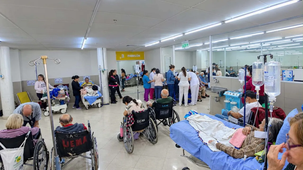 Pacientes con suero y personal de blanco en los pasillos de una sala de urgencias hospitalaria concurrida.