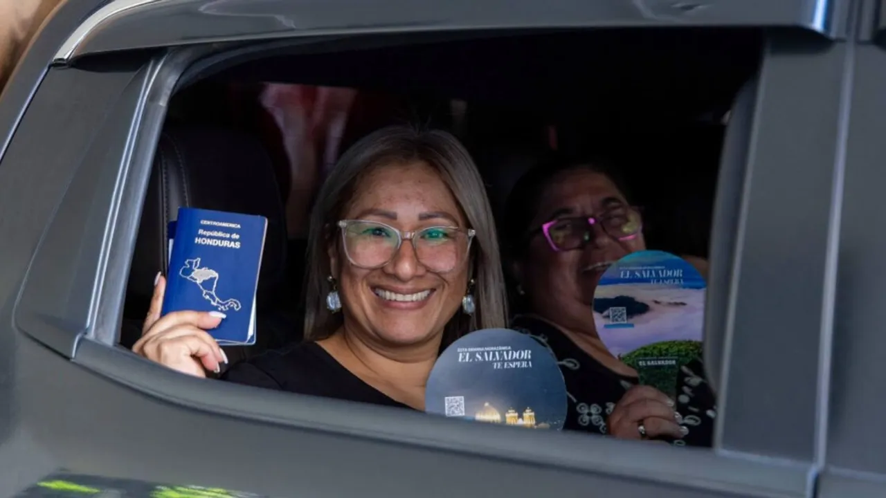Dos mujeres sonríen desde un vehículo mostrando su pasaporte hondureño y folletos turísticos.