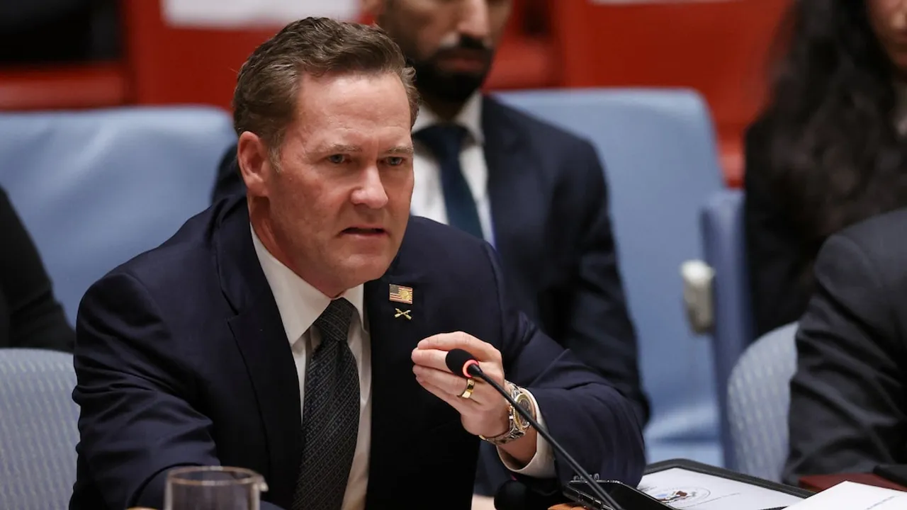 Mike Waltz habla con un micrófono en una sesión plenaria de las Naciones Unidas ante delegados internacionales.