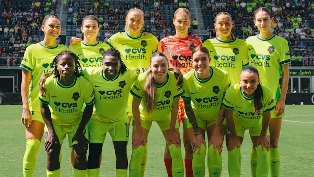 Plantel de jugadoras de fútbol de Washington Spirit posando en dos filas sobre el campo de juego.