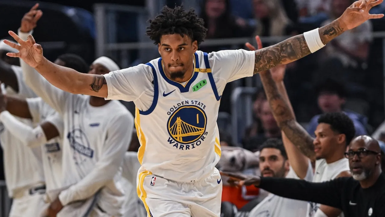 Baloncestista de Golden State Warriors con camiseta blanca celebrando con los brazos abiertos en la cancha.