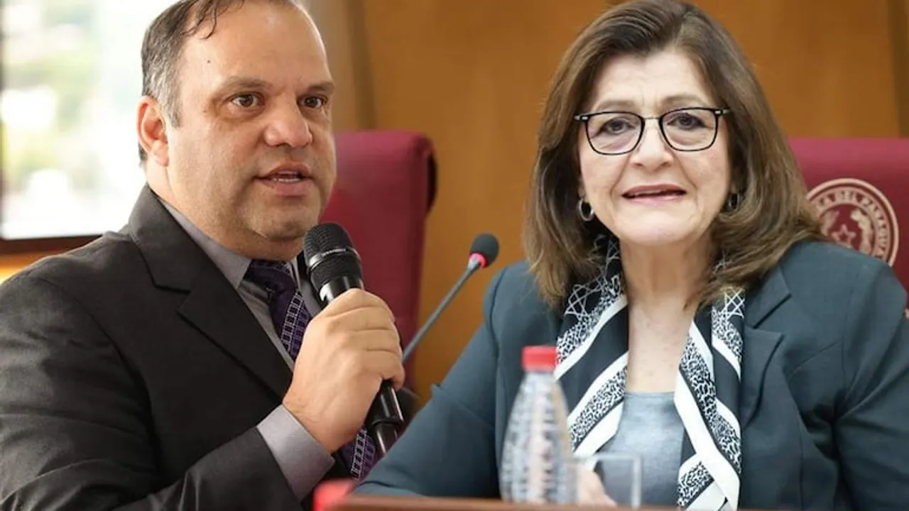 Mario Varela con un micrófono en la mano junto a Blanca Ovelar sentados en sus bancas de la Cámara de Senadores.